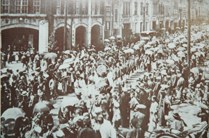 This photo shows crowds of devotees flocking into the Taipei Xiahai City God Temple and filling Dihua Street to celebrate the City God’s birthday during the period of Japanese rule from 1895 to 1945. (Photo Courtesy of Taipei Xiahai City God Temple)