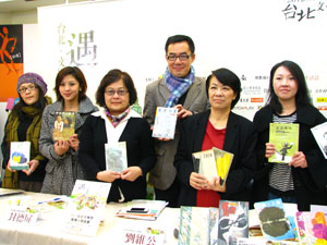 In this February 10, 2012, photo, Liu Wei-gong (third from right), Director of the Taipei Department of Cultural Affairs, announces that the 2012 Taipei Literature Festival kicks off February 11 and will run until May 27. (Photo by Yali Chen / Taiwan News)