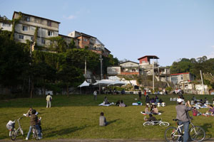 Taipei citizens have fun at the Historical Facade of Treasure Hill Artist Village. (Photos courtesy of Treasure Hill Artist Village)