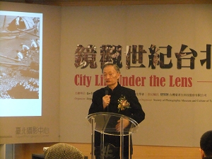 Senior photographer Chuang Ling speaks during the opening ceremony of the photography exhibition City Life under the Lens—A Century of Taipei January 16 in Taipei. 