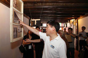 In this photo taken August 11, Taipei Mayor Hau Lung-bin points to an old photo on view at a retrospective of Taipei’s history at Bopiliao Historic Block until September 28. 