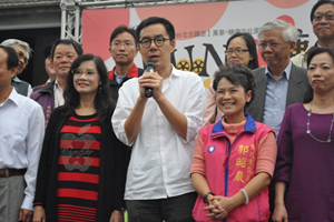 Commissioner of the Department of Cultural Affairs Liu Wei-gong addresses the audience at the opening ceremony for 2012 Fun Town & Opera.