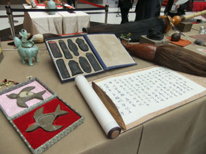 A set of Chinese cultural utensils on display at the Taipei Main Station March 31. (Photo by Psyche Cho / Taiwan News)