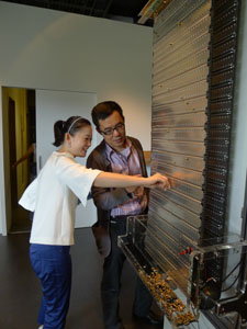 Liu Wei-gong, right, Commissioner of Department of Cultural Affairs, Taipei City, interacts with the exhibits of Noise Kitchen, now on view at the Digital Art Center, Taipei on May 5. (Photo courtesy of Digital Art Center, Taipei)