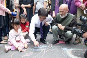 Taipei City Mayor Hau Lung-bin was drawing with students of Lionart on the alley. (Photo courtesy of Taipei City Department of Cultural Affairs)