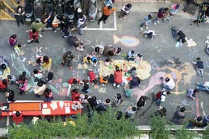 Photo shows nearly 100 students were drawing on the alley. (3.	Photo courtesy of Taipei City Department of Cultural Affairs)