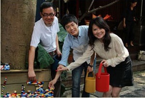 Liu Wei-gong, left, singer Wei Li-an, center, and Fubon Art Foundation Chief Executive Officer Maggie Tsai, with Lego bricks in hand, pose for a group photo at the press conference held June 27 in Taipei to launch Taipei’s participation in the worldwide “Patchwork” project.