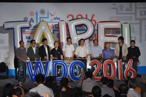 Taipei Mayor Hau Long-bin, fifth right, and Taipei Cultural Affairs Commissioner Liu Wei-gong, fifth left, pose for a group photo June 29 in Taipei to promote Taipei’s bid for 2016 World Design Capital.