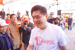 Taipei Mayor Hau Lung-bin shows up at the grand opening ceremony in Dadaocheng on March 9.(Photo by Hermia Lin)