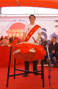 Taipei Mayor Hau Lung-bin beats the drum in the blessing ritual.(Photo by Hermia Lin)