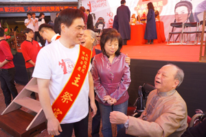 Taipei Mayor Hau Lung-bin, left, meets with Hsu Tien-fu, right, founder of Hsiao Hsi Yuan Puppet Theater.(Photo by Hermia Lin)