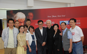 Ko, Chi-liang (first from left), former National Symphony Orchestra (NSO) general director and Chen, Chengxiong (first from right), former NSO conductor, pose for photo with Varga (second from right), DOCA Commissioner Liu Wei-gong (center), and TSO Acting Director Lin Huoy Fen (second from left).