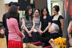 Varga speaks with TSO musicians May 16, Taipei City. (Photo courtesy of DOCA, Taipei City)