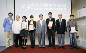 Taipei City Mayor Hau Lung-bin (fourth from right) and DOCA Commissioner Liou Wei-gong (left) pose for photo with winners of the Fifth Annual 