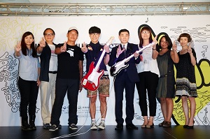 The guests make the V-sign on stage, symbolizing both the “victory” and the “second year” of Taipei Pop Music Festival.