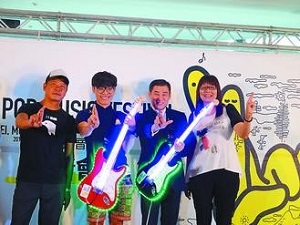 The Festival Ambassador Crowd Lu (the second from the left) lights up the guitar to kick off this year’s Taipei Pop Music Festival.