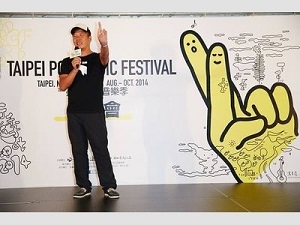 The overall visual designer of Taipei Pop Music Festival 2014 Xiao Qing-Yang explains the concept of the “V-sign”.