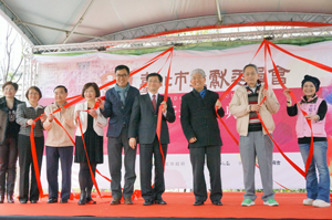 Liu Wei-gong, commissioner of the Department of Cultural Affairs, and Taipei Deputy Mayor Chang Chin-oh attend the move-in ceremony of Taipei City Archives on March 15.