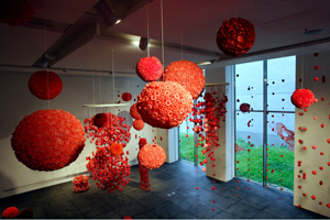 Huang Pei-ying experiments with red foam accessible in daily life to create ball-like objects floating in the air. (Photo courtesy of Treasure Hill Artist Village)