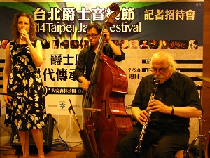 Moon guitar legend Wu Teng-jung from Pingtung County takes part in the 2014 Taipei Jazz Festival. (Photo courtesy of Taipei International Jazz Education & Promotion Association)