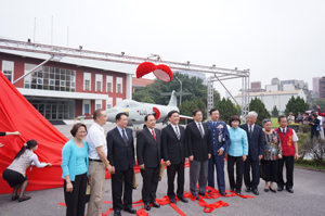 Taipei Mayor Hau Lung-bin, fifth from left, poses a photo with the guests in the opening ceremony for the special exhibition on the history of R.O.C. air force.