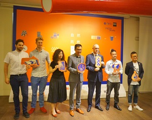 Liou Wei-gong, center, Representative of the Netherlands Trade and Investment Office in Taiwan Hans Fortuin, third from right, curator Gina Hsu, third from left, and designers from the Netherlands and Taiwan pose for a photo at the opening ceremony.