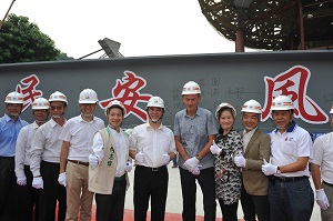Taipei City Mayor Hau Lung-bin (sixth from left) and OMA’s partner-in-charge Rem Koolhaas (fifth from right) attend at a topping out ceremony in Taipei on August 27. (Photo courtesy of Taipei City Government)