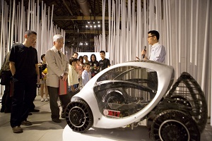 Taipei City Deputy Mayor Chang Chin-oh (second left) shows keen interest in MIT’s foldable all-electric CityCar at the 2014 Taipei Design and City Exhibition. (Courtesy of the Department of Cultural Affairs)