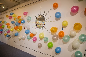 During the exhibition “I Want to Dream,” Tsai Hai-ru sets up a wall of colorful balloons that viewers can write down their aspirations. (Photo courtesy of Taipei Fine Arts Museum)