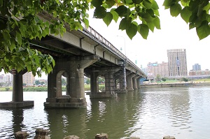 . The Zhongzheng Bridge connects the Yonghe Area in New Taipei City to the Da-an and Zhongzheng Districts in Taipei City. (Photo courtesy of the Department of Cultural Affairs)