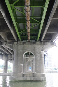 The Zhongzheng Bridge, built in 1937 and made from steel plate girders, is seen as the oldest bridge in Taipei. (Photo courtesy of the Department of Cultural Affairs)