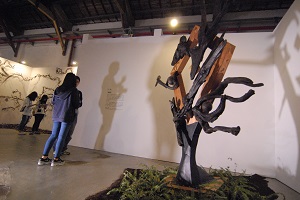  Rukai artist Pasulange Druluan’s driftwood sculpture “Gazing” in the Mission area. (Photo by Bill Cheng)