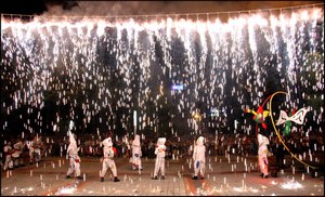 A fall-shaped fireworks show as part of the program El Foc del Mar (Fire of the Sea) presented by Spanish pyrotechnic troupe Sarxa Teatre dazzles the crowd September 3 in the Taipei Civic Square. (Photo courtesy of Department of Cultural Affairs, Taipei City Government)