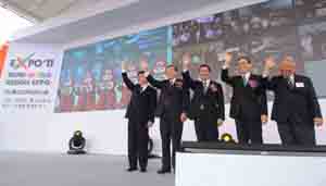 From left to right, Taipei City Mayor Hau Lung-pin, TAITRA Chairman Wang Chih-kang, Vice President Vincent Siew and Economic Affairs Minister Shih Yen-shiang waves at a press conference in Taipei on April 15 to announce that the countdown to the 2011 Taipei World Design Expo kicked off.