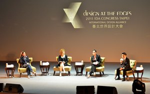 From left to right, Emily Campbell of the UK, Valerie Jacobs of the US, Nila R. Leiserowitz of the US and Kohei Nishiyama of Japan discuss in the first keynote session of the 2011 IDA Congress in Taipei. (Photo Courtesy of Taipei IDA Congress)