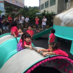 1.Children from Zhengyi Kindergarten climb on the water tank tunnel.Opening day at the Kids Ambition Park on Aug. 10. (Photo courtesy of DOCA)