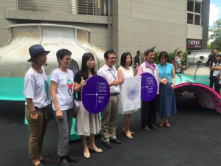 3. DOCA Commissioner Beatrice Hsieh (third from right) and Agua Design Director Agua Chou (second from left) pose for a photo with other visitors on the opening day.