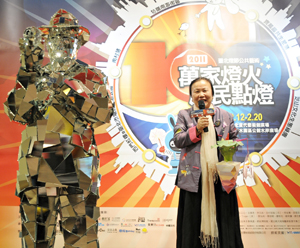 Hsieh Hsiao-yun, Commissioner of Department of Cultural Affairs, right, standing beside an artist dressed in a specially-designed costume, invites citizens to participate in various activities to celebrate the traditional Chinese Lantern Festival. (photo courtesy of Museum of Contemporary Art)
