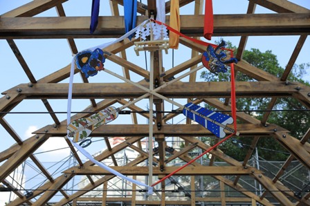  Tokens asking for blessings hanging from a wooden frame at Xinbeitou Railway Station during the Nov. 5 beam-raising ceremony.
