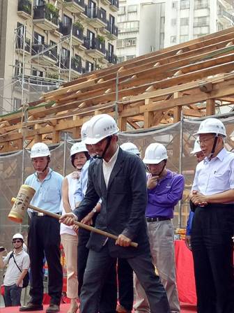  Chung Yung-feng (front), commissioner of Taipei’s Cultural Affairs Department, hammers a wooden plank as a move to bring good luck to the engineering at Xinbeitou Railway Station on Nov. 5.