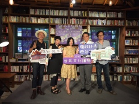  DOCA Commissioner Beatrice Hsieh (center) poses for a photo with hosts ofCulture Passport <br/>activities during a press conference on Aug. 2. (Photo by Carol Hsieh).