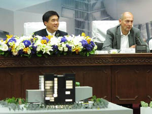 This June 17, 2011 photo shows Taipei City Mayor Hau Lung-pin, left, listening to Rem Koolhaas’s briefing on the project of Taipei Performing Arts Center. (Taipei City’s Department of Cultural Affairs)