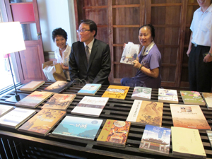 Hsieh Hsiao-yun (2nd right) shows the photo book titled “Taipei Images: From Past to Modern,” published in early July.