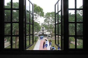  A view of the fountain in the Baroque Garden from inside the Taiwan Design Museum. (Photos by Rick Yi, Taiwan News)