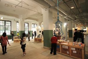 Visitors check out exhibits at the 8th Taiwan Design Expo. (Photos by Rick Yi, Taiwan News)