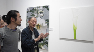 Chuang Ling (right) introduces a work by Satoru Kondo on Calla. (Photos by Eva Tang)