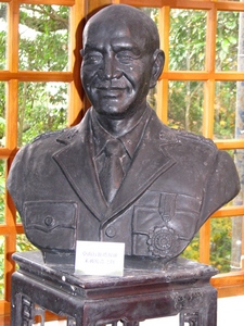 Created by contemporary sculptor Wang Hsiu-chi, a bust of Chiang Kai-shek remains intact in a large fire that broke out at 12:22am on April 7, 2007.
