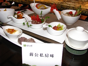 The Yingho Hall of the Grass Mountain Chateau offers set menus featuring Chiang Kai-shek’s favorite dishes such as Braised Lion Head (Hangzhou-style braised meatballs) and chicken soup.