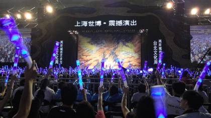 The audience uses fluorescent sticks to cheer Min Hwa Yuan’s Legend of the White Snake.