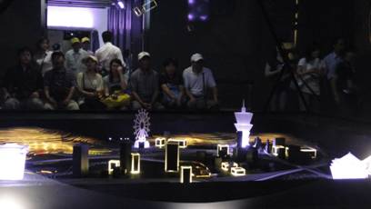 The Theatre of the Future shows a film of futuristic Taipei displayed in a glass pyramid. Visitors can also see the audience on the other side through the glass.